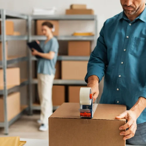 delivery-employees-working-together